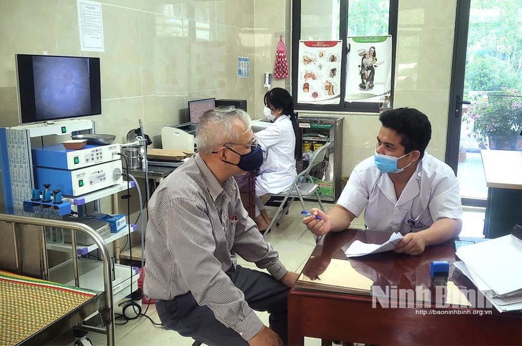 Người dân đến khám bệnh tại Trung tâm Y tế thành phố Hoa Lư.