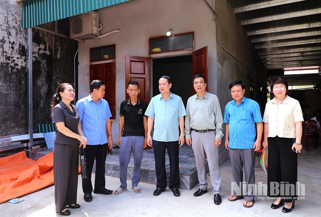 Đồng chí Mai Văn Tuất, Phó Bí thư Thường trực Tỉnh ủy, Chủ tịch HĐND tỉnh cùng Đoàn đi khảo sát thực tế tại gia đình ông Tạ Chí Công (xã Khánh An).