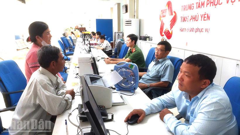 Cán bộ bộ phận một cửa Ủy ban nhân dân tỉnh Phú Yên. (Ảnh: PHƯƠNG NAM).
