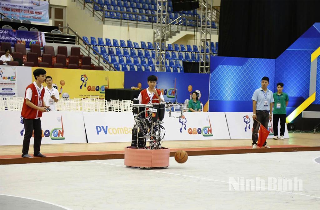 Phần thi trình diễn kỹ năng tại vòng sơ tuyển của đội thi tại Cuộc thi Sáng tạo Robot Việt Nam-Robocon Việt Nam 2025. Ảnh: BTC