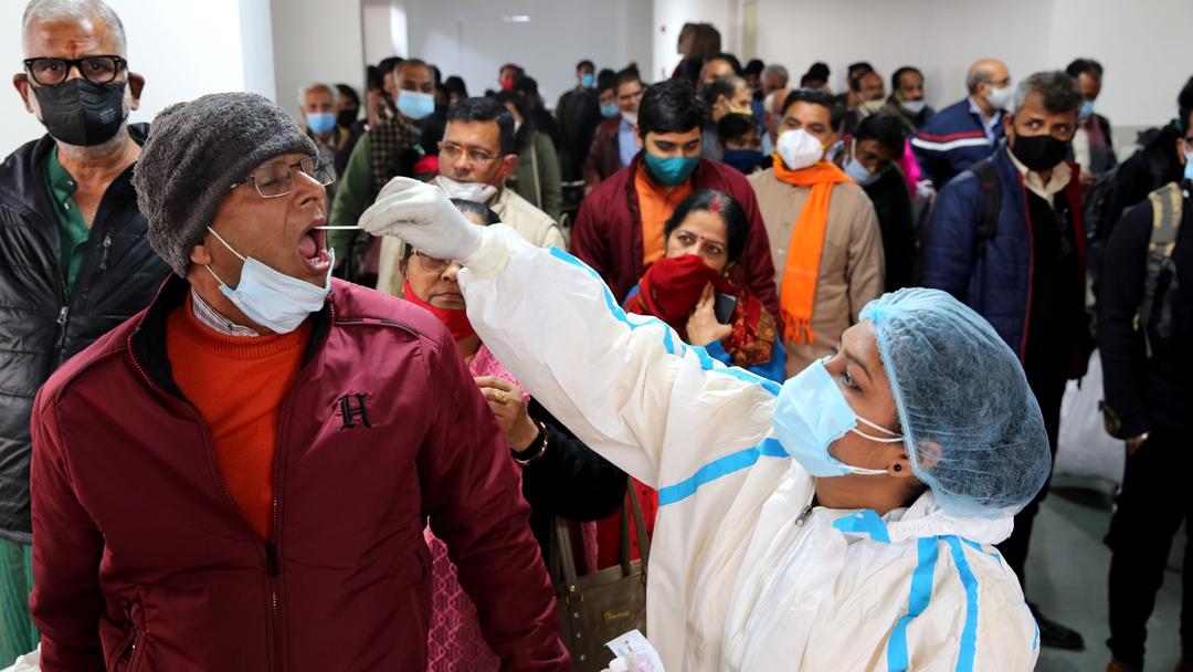 Nhân viên y tế lấy mẫu xét nghiệm COVID-19 cho người dân tại Madhya Pradesh, Ấn Độ ngày 14/12/2021. Ảnh Tư liệu