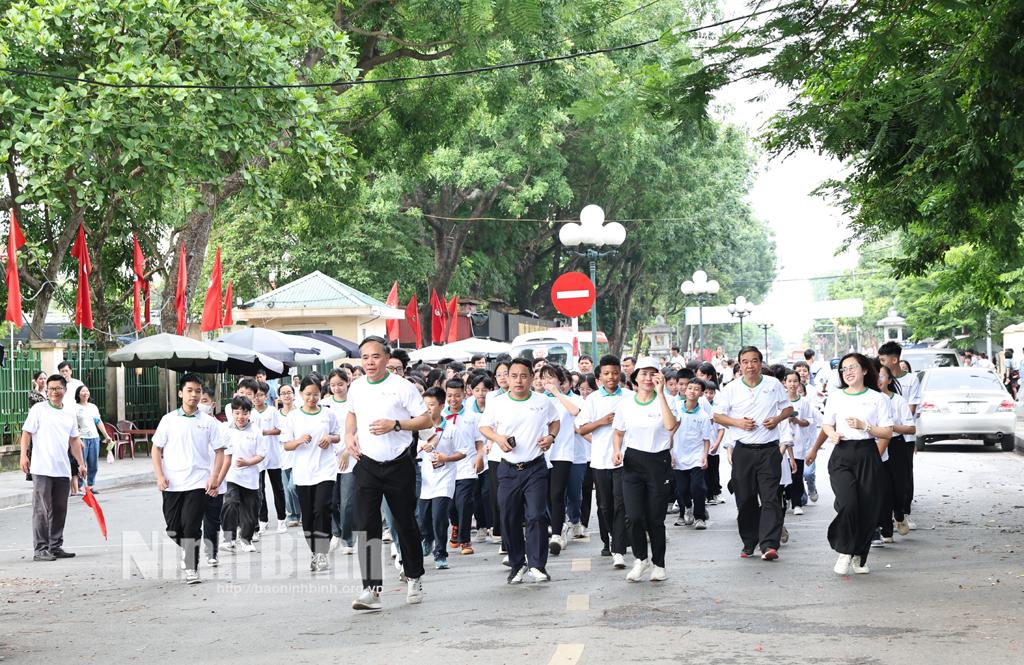Các đại biểu, vận động viên tham gia chạy tại chương trình.
