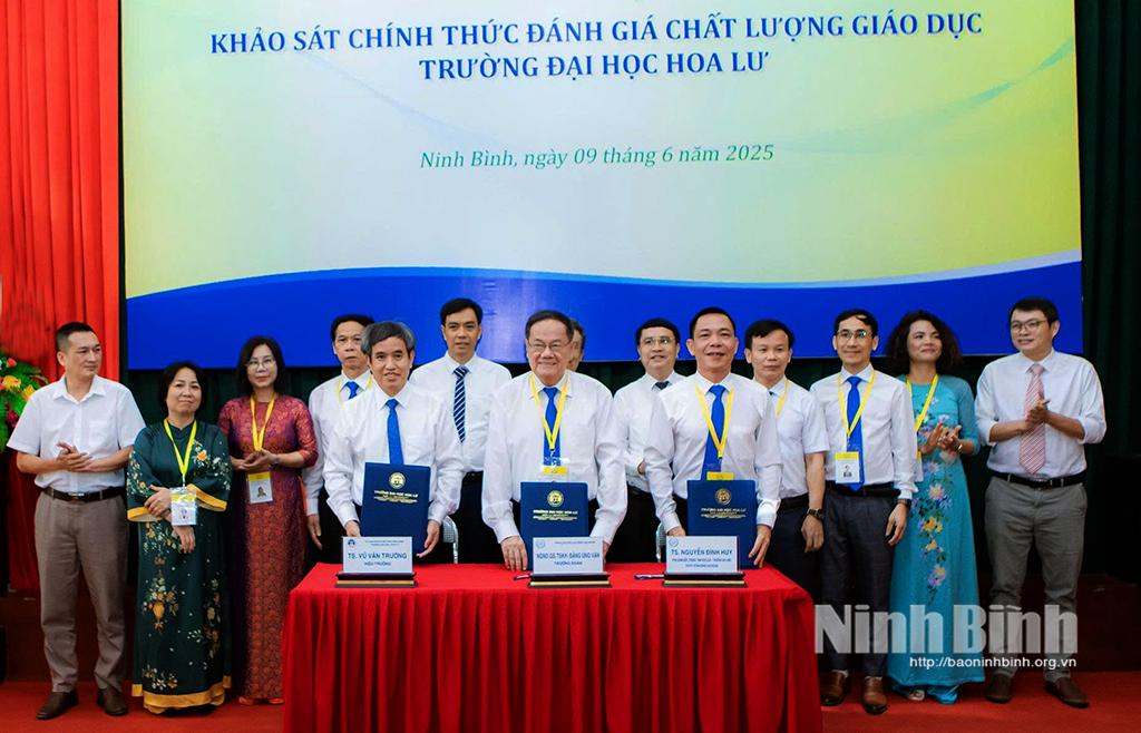 Đại diện Trung tâm Kiểm định chất lượng giáo dục (Trường Đại học Vinh) và Trường Đại học Hoa Lư ký kết biên bản hoàn thành đợt khảo sát chính thức.