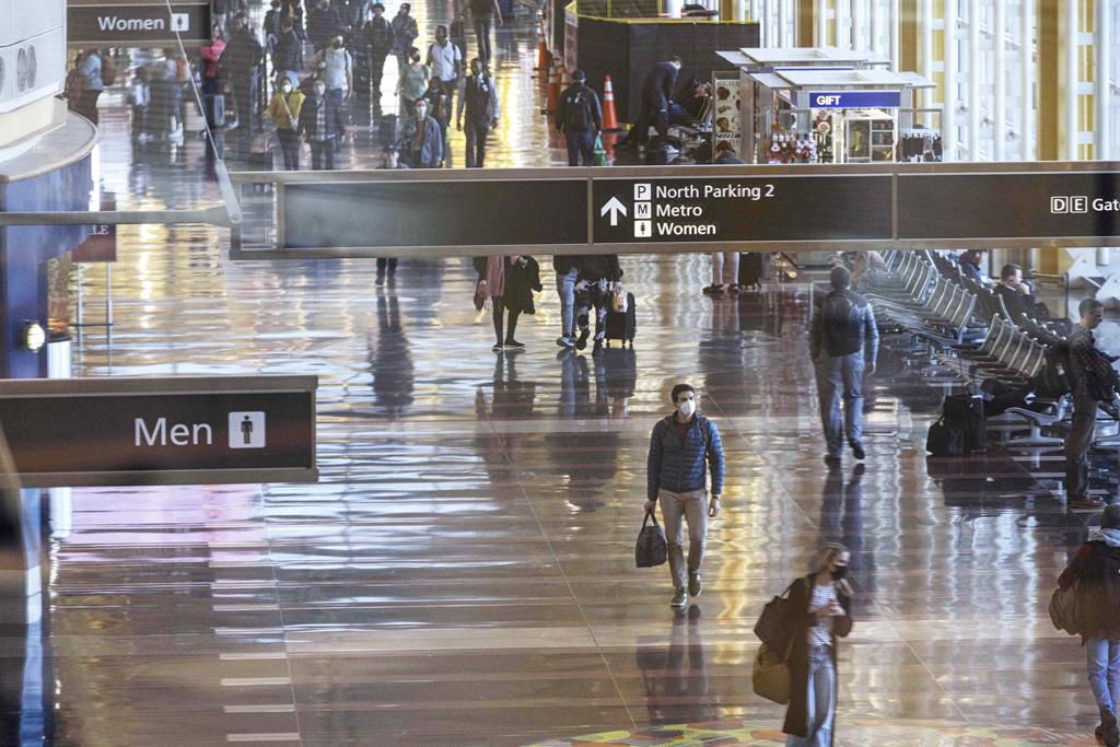 Hành khách tại sân bay quốc gia Ronald Reagon Washington ở Arlington, bang Virginia, Mỹ.