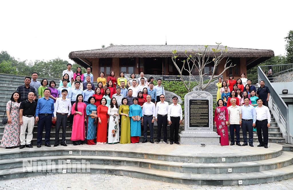 Các đại biểu, cán bộ, hội viên Hội Nhà báo tỉnh Ninh Bình chụp ảnh lưu niệm tại Di tích quốc gia địa điểm Trường dạy làm báo Huỳnh Thúc Kháng.