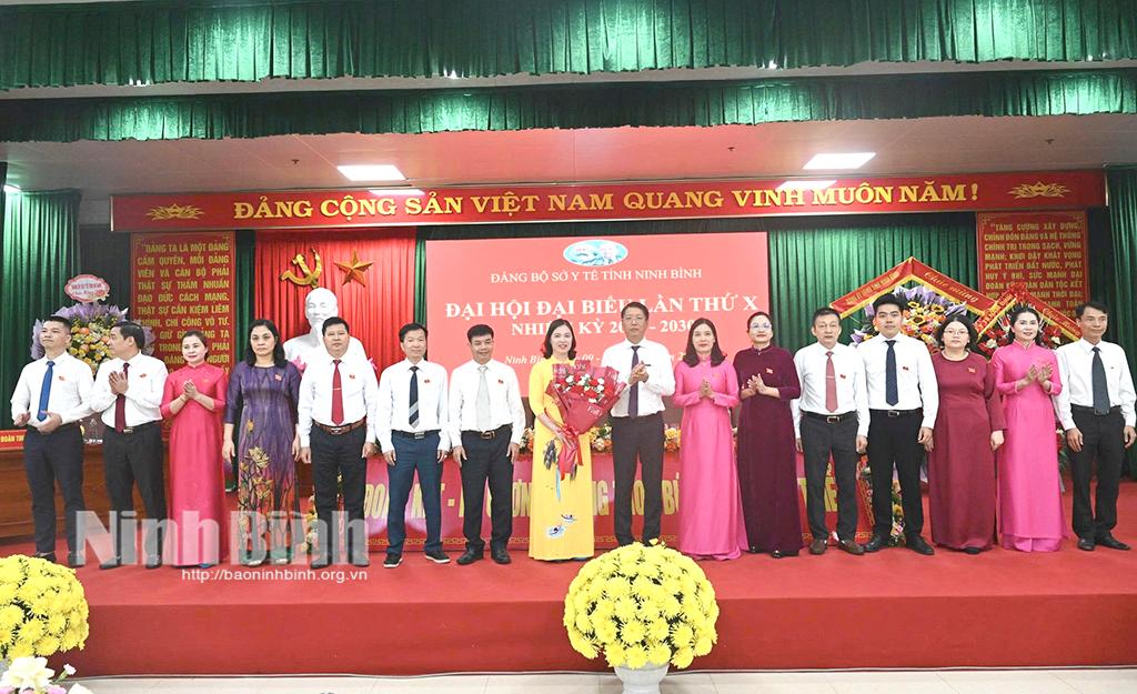 Đồng chí Trần Song Tùng, Ủy viên Ban Thường vụ Tỉnh ủy, Phó Bí thư Thường trực Đảng ủy UBND tỉnh, Phó Chủ tịch Thường trực UBND tỉnh tặng hoa chúc mừng các đồng chí được chỉ định tham gia Ban Chấp hành Đảng bộ Sở Y tế nhiệm kỳ 2025-2030.