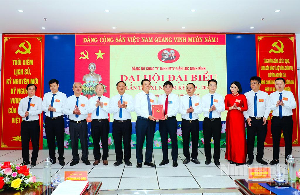 Lãnh đạo Thành uỷ Hoa Lư trao Quyết định chỉ định Ban Chấp hành Đảng bộ Công ty TNHH MTV Điện lực Ninh Bình nhiệm kỳ 2025 - 2030.