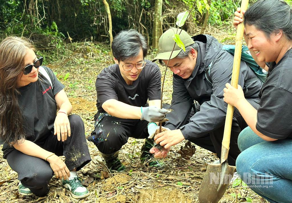 Hà Anh Tuấn cùng người hâm mộ trồng cây tại Vườn Quốc gia Cúc Phương.
