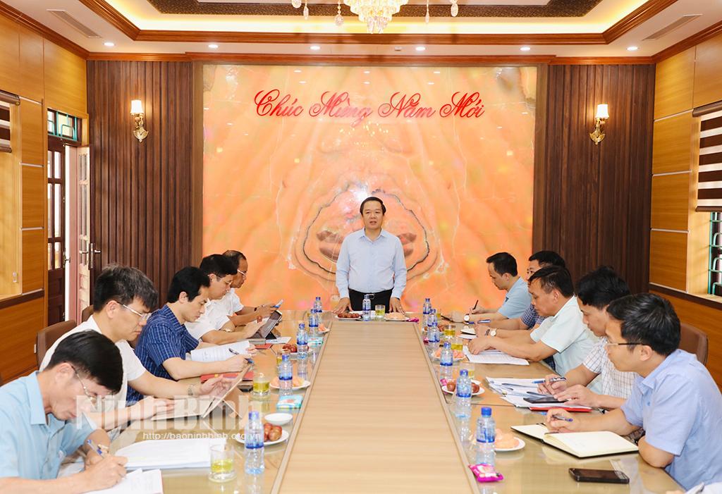 Đồng chí Phạm Quang Ngọc, Phó Bí thư Tỉnh uỷ, Chủ tịch UBND tỉnh kiểm tra các điều kiện cho việc vận hành đơn vị hành chính cấp xã mới của huyện Yên Mô.