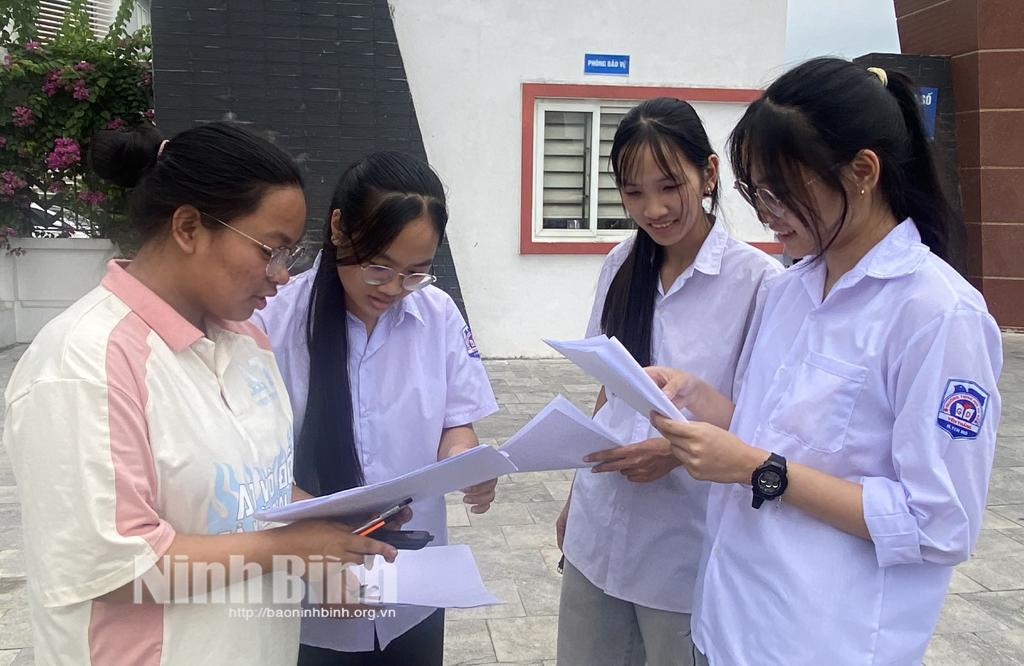 Thí sinh trao đổi bài sau Kỳ thi tốt nghiệp THPT năm học 2025-2026.