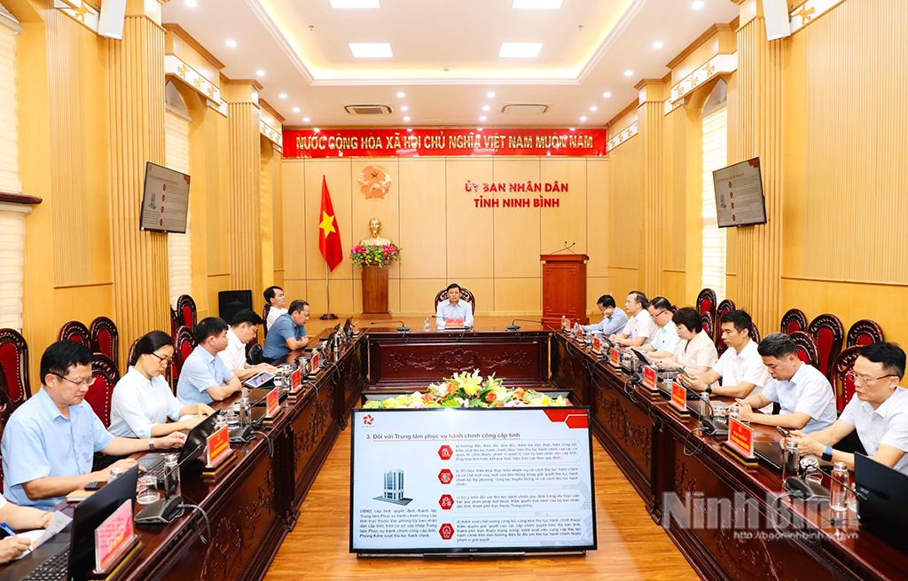 Các đại biểu dự hội nghị trực tuyến tại điểm cầu Ninh Bình.