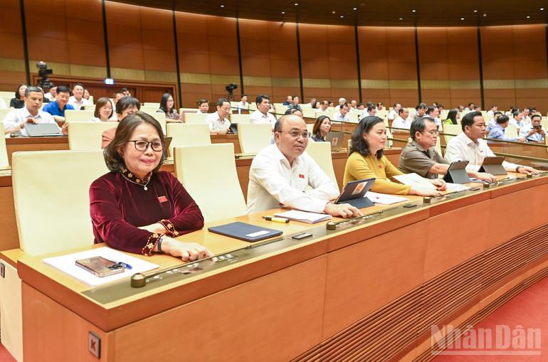 Đại biểu Quốc hội biểu quyết thông qua Nghị quyết về việc sắp xếp đơn vị hành chính cấp tỉnh năm 2025. (Ảnh: DUY LINH)