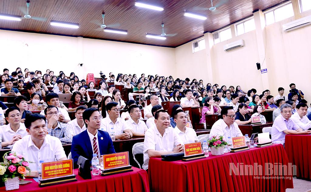 Các đại biểu dự Toạ đàm.