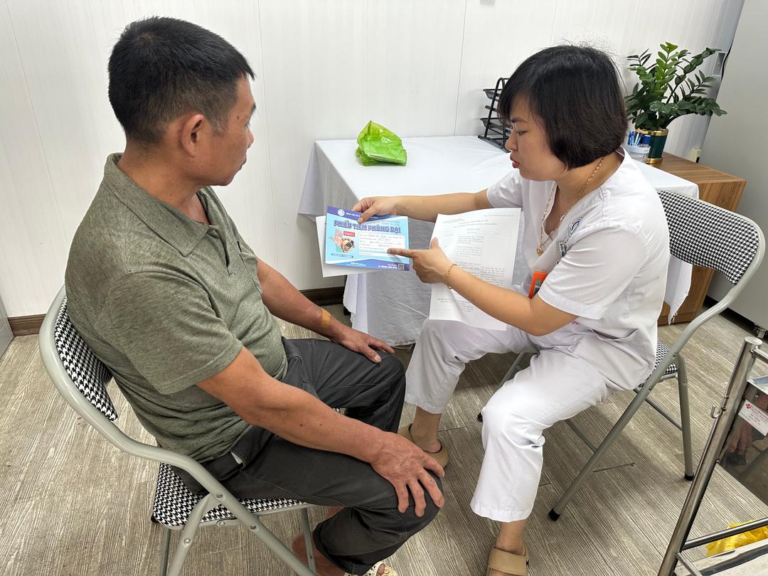 Bác sĩ tuyên truyền, hướng dẫn người dân về cách phòng, chống bệnh dại.