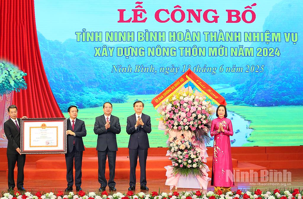 Thay mặt lãnh đạo Đảng, Nhà nước, đồng chí Phó Chủ tịch Quốc hội Nguyễn Thị Thanh trao Bằng công nhận tỉnh hoàn thành nhiệm vụ xây dựng NTM năm 2024 cho Đảng bộ, Chính quyền và Nhân dân tỉnh Ninh Bình.