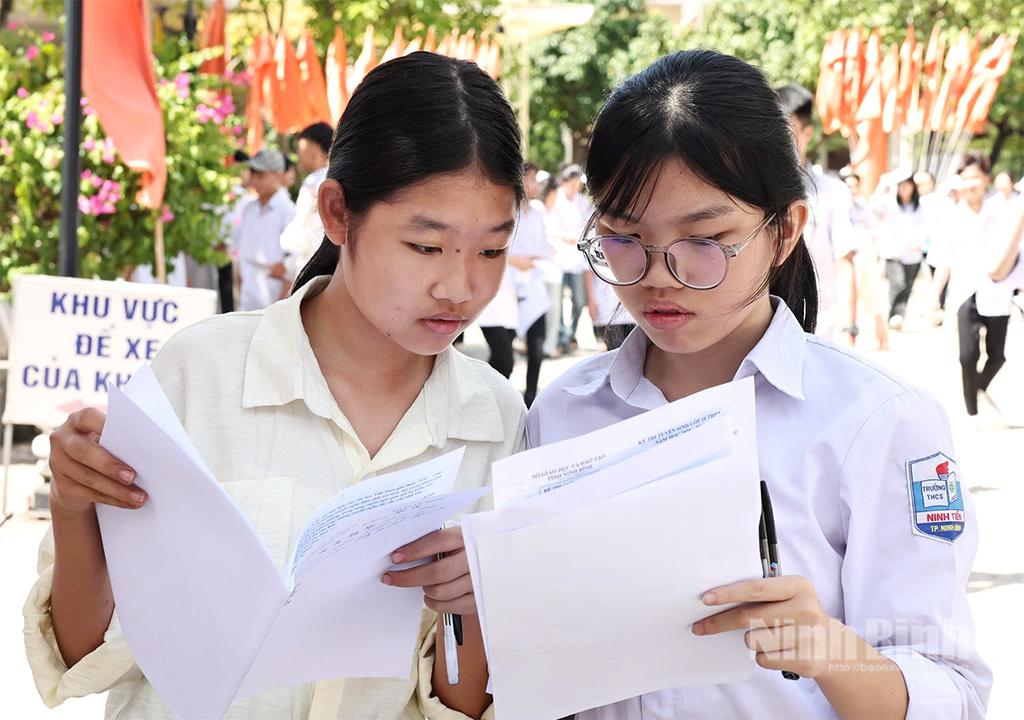 Các thí sinh tại Hội đồng thi tuyển sinh lớp 10 THPT năm học 2025-2026 trường THPT Trần Hưng Đạo (thành phố Hoa Lư).