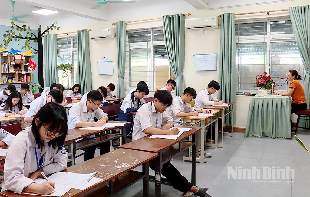 Học sinh lớp 12, Trường THPT Ninh Bình-Bạc Liêu thi khảo sát chất lượng Kỳ thi tốt nghiệp THPT năm 2025. Ảnh: Hồng Vân