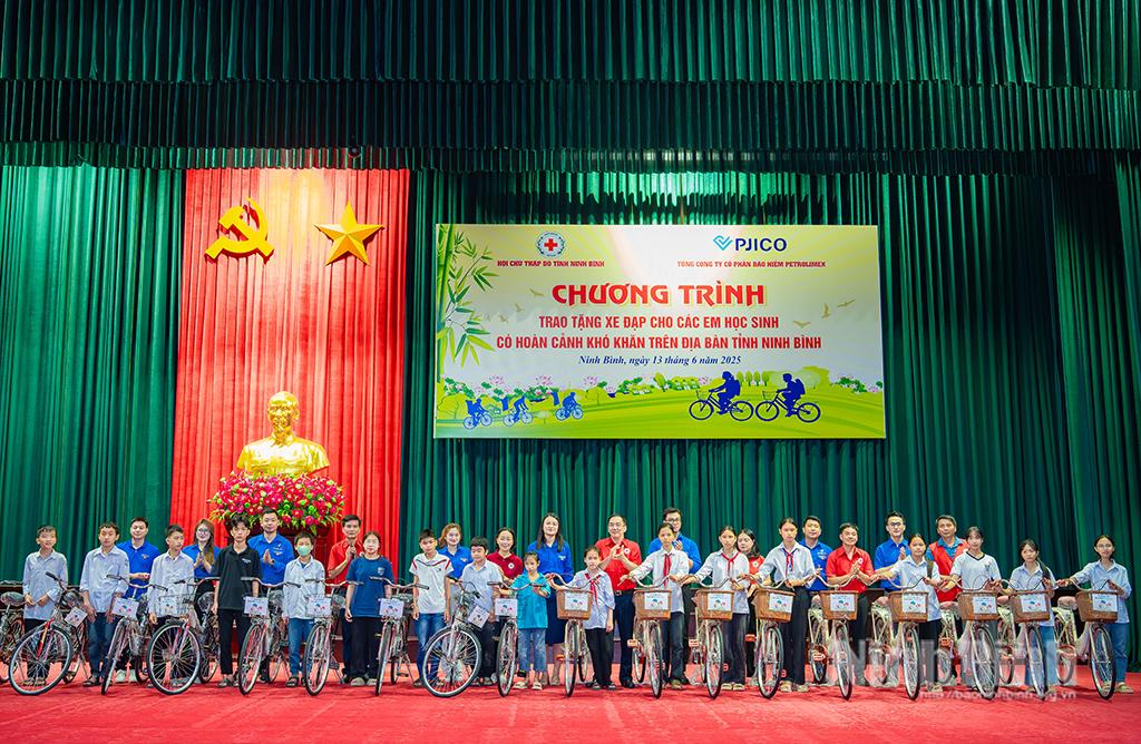 Đại diện nhà tài trợ và lãnh đạo Hội Chữ thập đỏ tỉnh trao tặng xe đạp cho các em học sinh có hoàn cảnh khó khăn.