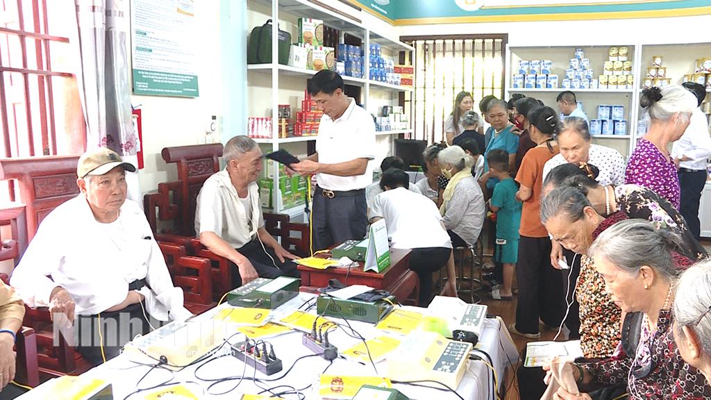 Đông đảo người dân đến khám sức khỏe tại buổi khai trương.