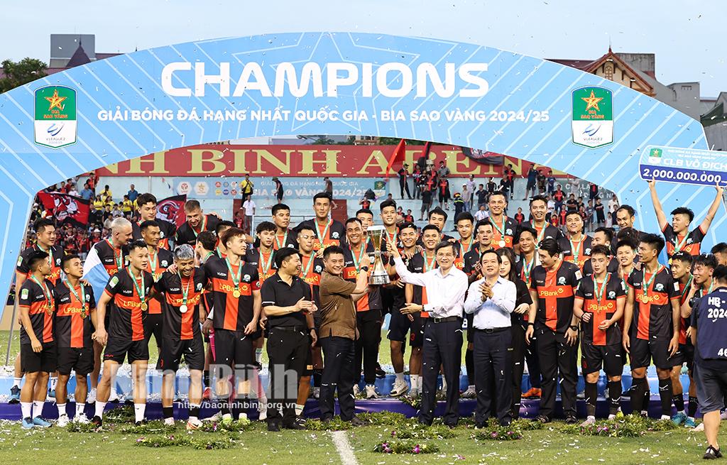 Các đồng chí lãnh đạo tỉnh và Ban tổ chức trao cúp vô địch cho CLB Phù Đổng Ninh Bình.