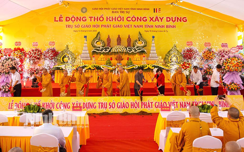 Các đại biểu thực hiện nghi thức động thổ khởi công xây dựng công trình.