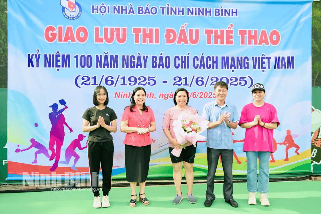 Ban tổ chức tặng hoa các vận động viên tham gia thi đấu.