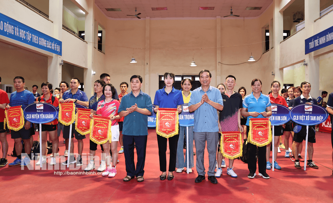 Ban tổ chức trao cờ lưu niệm cho các đơn vị tham gia Giải.