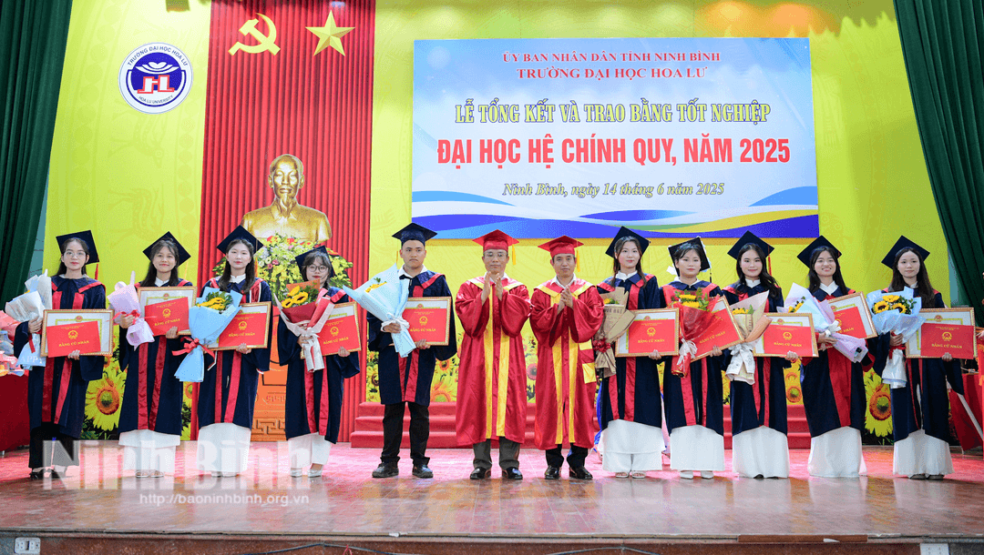 Ban giám hiệu nhà trường trao bằng tốt nghiệp cho học sinh xuất sắc.