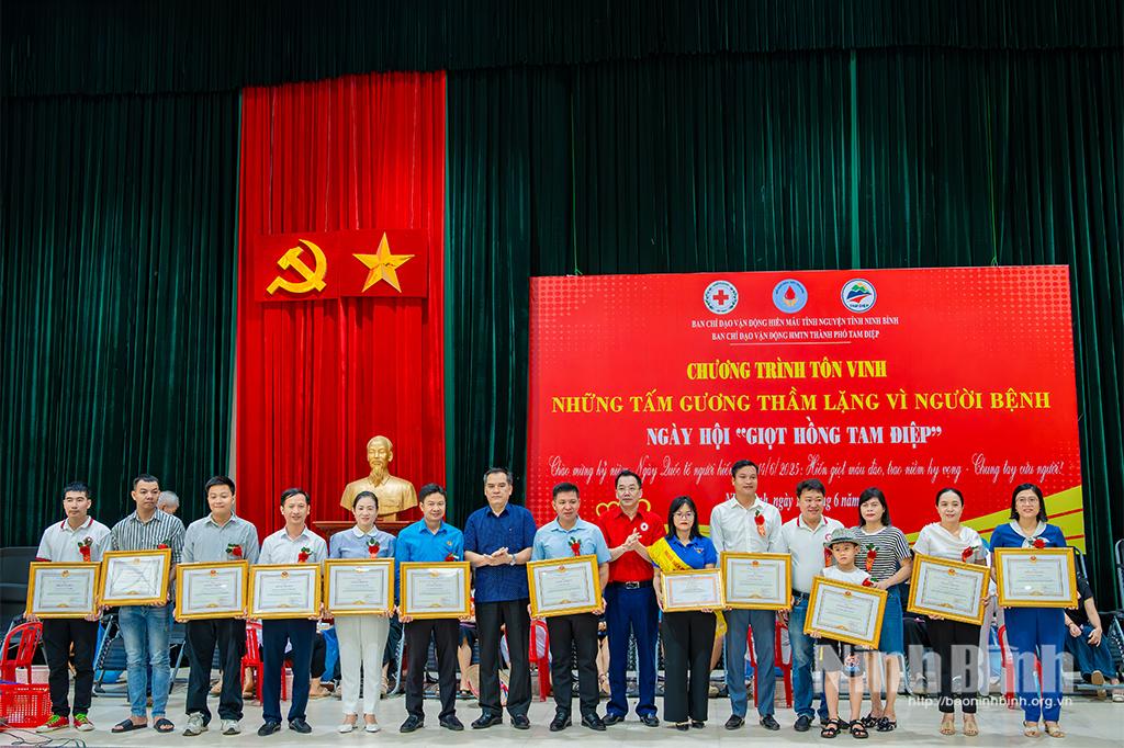Lãnh đạo thành phố Tam Điệp và Hội Chữ thập đỏ tỉnh trao Bằng khen của UBND tỉnh cho các tấm gương tiêu biểu trong phong trào HMTN.