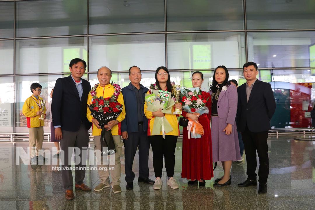 Lãnh đạo Trung tâm Thể thao tỉnh Ninh Bình đón kỳ thủ Nguyễn Ngọc Hiền, huy chương Vàng cờ chớp G16 trong khuôn khổ Giải Vô địch Cờ nhanh, Cờ chớp thế giới lứa tuổi 14-16-18 tại sân bay Nội Bài. Ảnh tư liệu