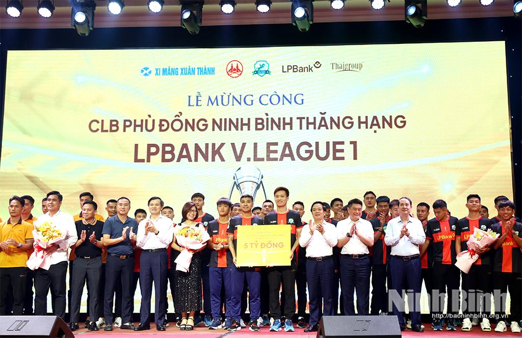Các đồng chí lãnh đạo tỉnh và các đại biểu tặng hoa chúc mừng CLB Phù Đổng Ninh Bình.