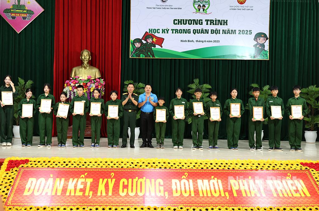 Ban tổ chức trao Giấy khen cho các em hoàn thành xuất sắc chương trình "Học kỳ trong Quân đội" năm 2025.