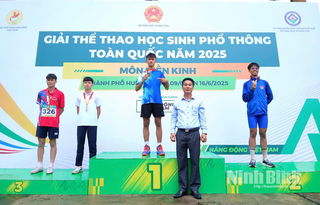 Vận động viên học sinh Ninh Bình nhận huy chương tại giải.