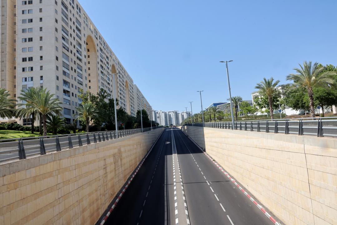 Cảnh vắng vẻ trên một tuyến đường ở Modi'in, Israel.