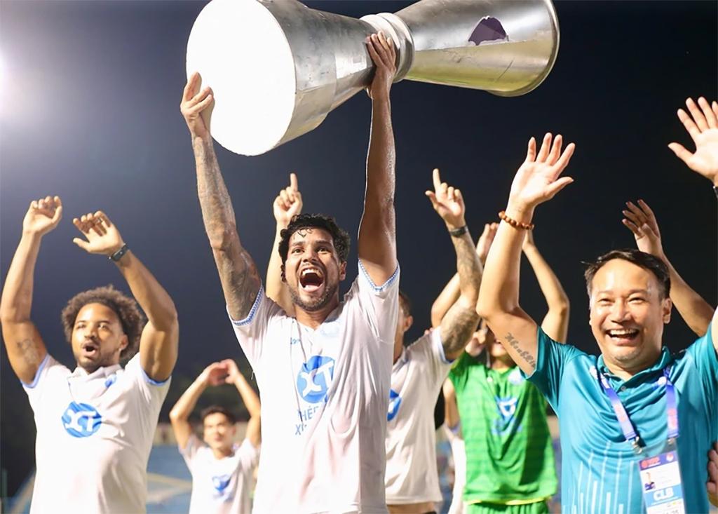 Thép Xanh Nam Định bảo vệ thành công danh hiệu vô địch V-League. (Ảnh: thepxanhnamdinh)