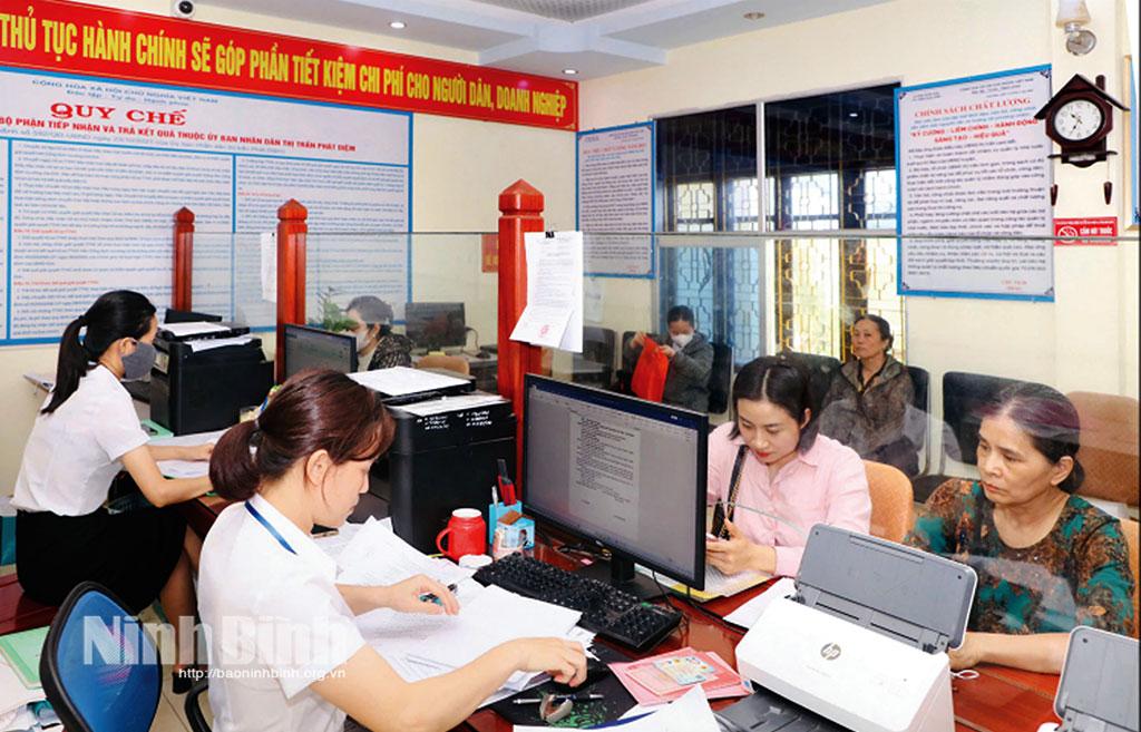 Giải quyết thủ tục hành chính tại Bộ phận Tiếp nhận và trả kết quả thị trấn Phát Diệm (Kim Sơn). Ảnh: Đức Lam