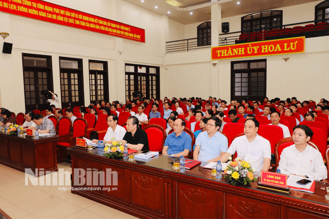 Các đại biểu dự Hội nghị tiếp xúc cử tri. Ảnh: Đức Lam