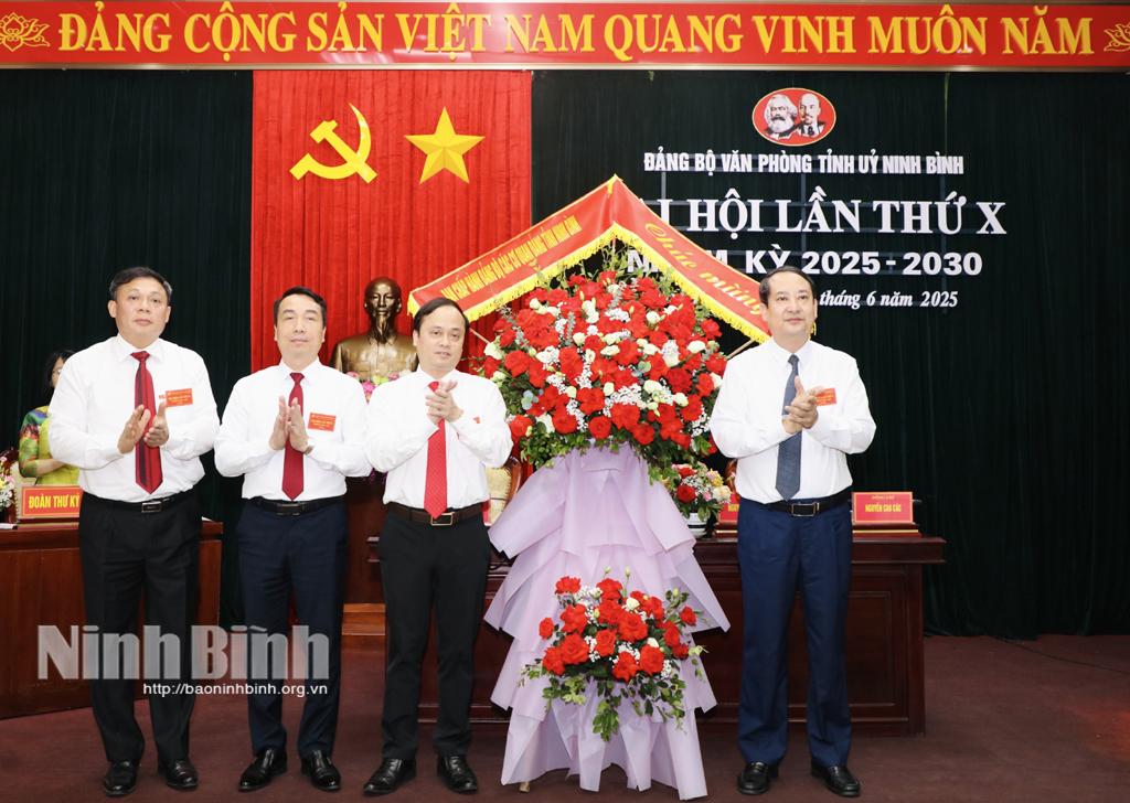 Đồng chí Mai Văn Tuất, Phó Bí thư Thường trực Tỉnh uỷ, Chủ tịch HĐND tỉnh tặng hoa chúc mừng Đại hội.