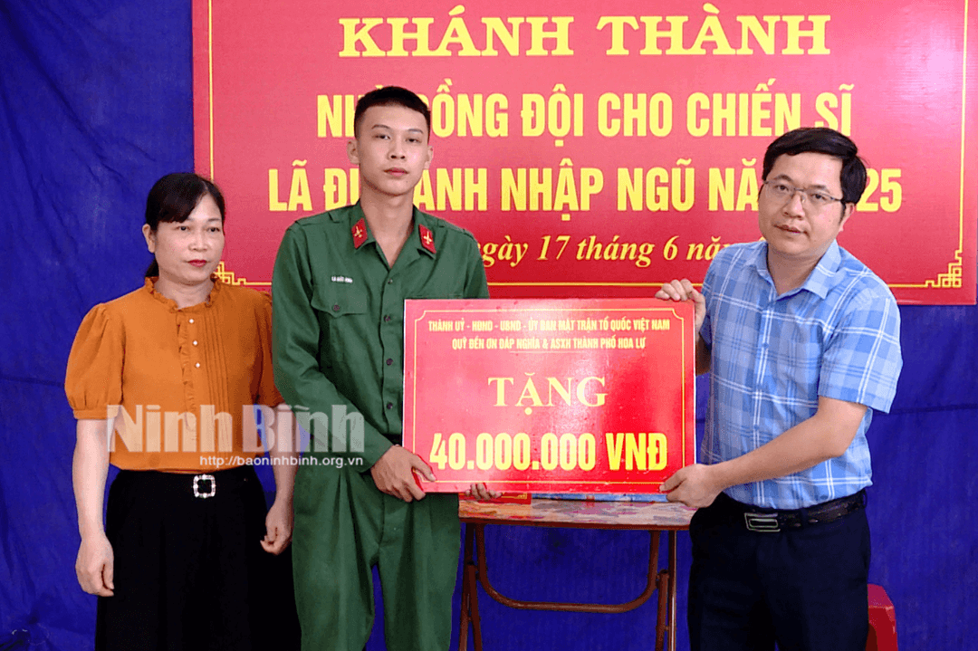 Lãnh đạo thành phố Hoa Lư trao kinh phí hỗ trợ sửa nhà cho gia đình chiến sĩ Lã Đức Anh.