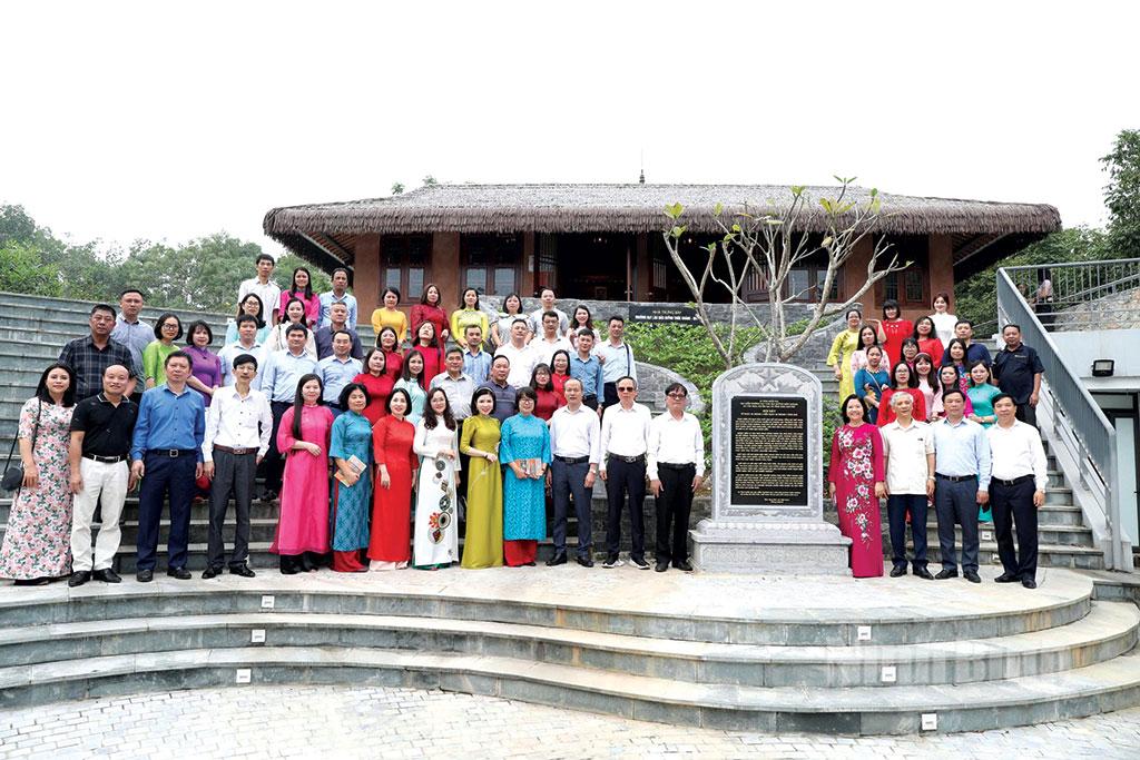 Hội viên Hội Nhà báo tỉnh tham quan, học tập tại Di tích quốc gia Trường dạy làm báo Huỳnh Thúc Kháng (tỉnh Thái Nguyên).