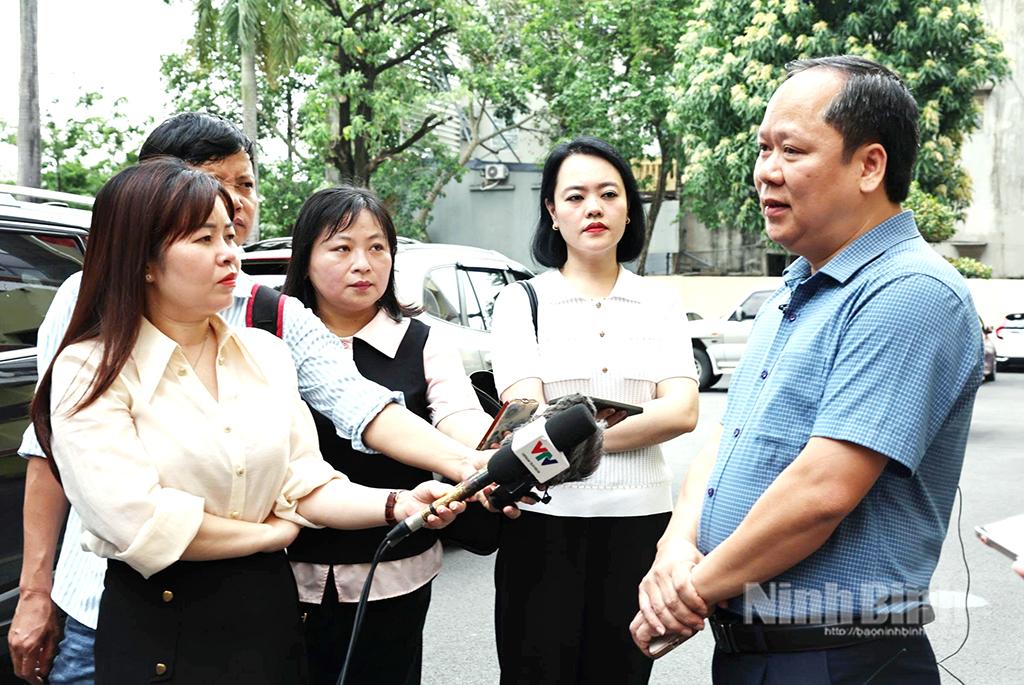 Phóng viên các cơ quan báo chí phỏng vấn lãnh đạo Sở Giáo dục và Đào tạo. Ảnh: Minh Quang