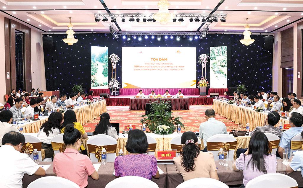 Quang cảnh Toạ đàm “Phát huy truyền thống 100 năm Ngày Báo chí cách mạng Việt Nam-Báo chí Ninh Bình vì mục tiêu thiên niên kỷ”. Ảnh: Minh Quang