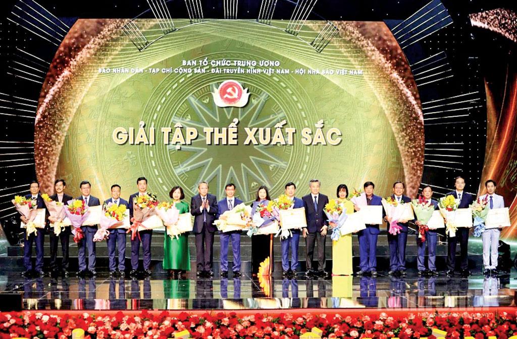 Lãnh đạo Báo Ninh Bình nhận Bằng khen của Ban Tổ chức Trung ương do có thành tích xuất sắc trong công tác tổ chức, tuyên truyền, hưởng ứng Giải báo chí toàn quốc về xây dựng Đảng-Giải Búa liềm vàng lần thứ VIII, năm 2023. Ảnh: CTV