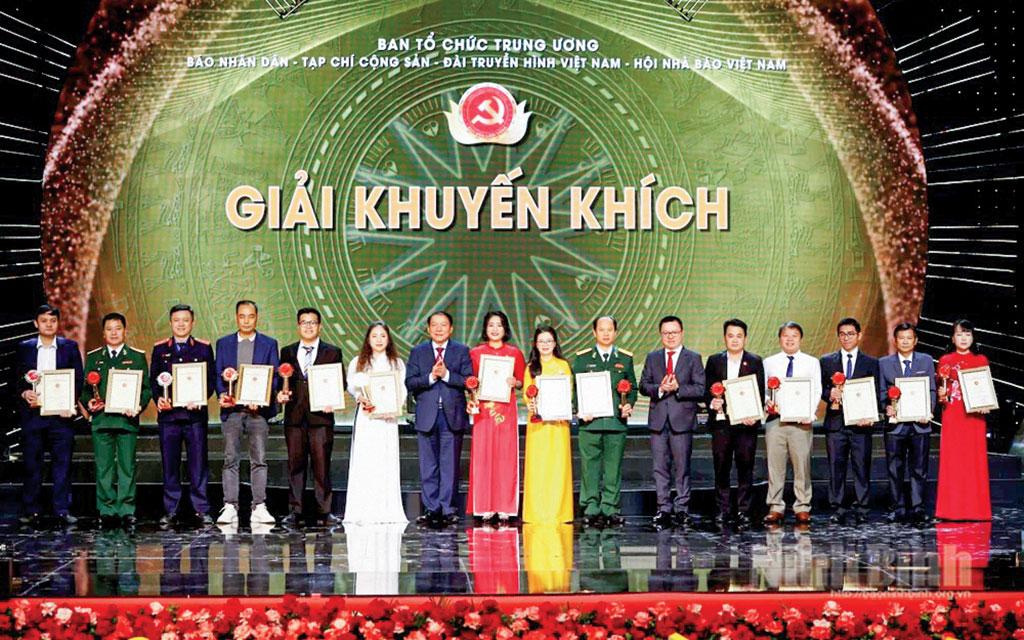 Nhóm tác giả Báo Ninh Bình nhận Giải báo chí toàn quốc về Xây dựng Đảng-Giải Búa liềm vàng lần thứ VIII năm 2023. Ảnh: CTV