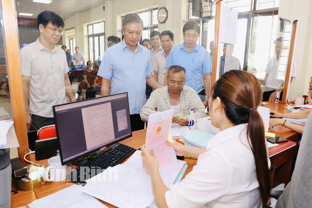 Đoàn kiểm tra thực tế hoạt động tại bộ phận tiếp nhận và trả kết quả huyện. Ảnh: Đức Lam