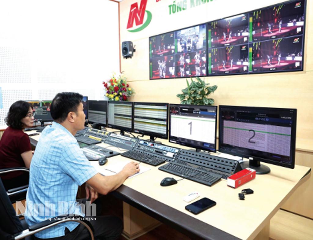 Phòng Kỹ thuật (Báo và Đài PT-TH Ninh Bình) thực hiện phát sóng các chương trình truyền hình.