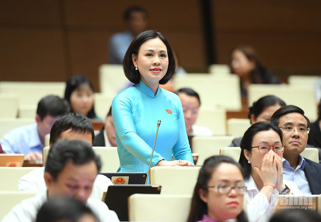 Đại biểu Trần Thị Hồng Thanh, Tỉnh uỷ viên, Phó Trưởng đoàn ĐBQH tỉnh phát biểu thảo luận tại hội trường. Ảnh: CTV