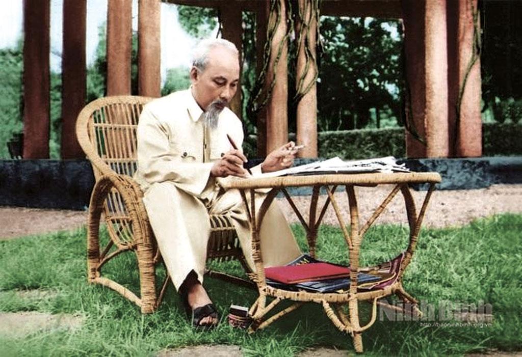 Chủ tịch Hồ Chí Minh làm việc tại Phủ Chủ tịch (năm 1957). Ảnh tư liệu