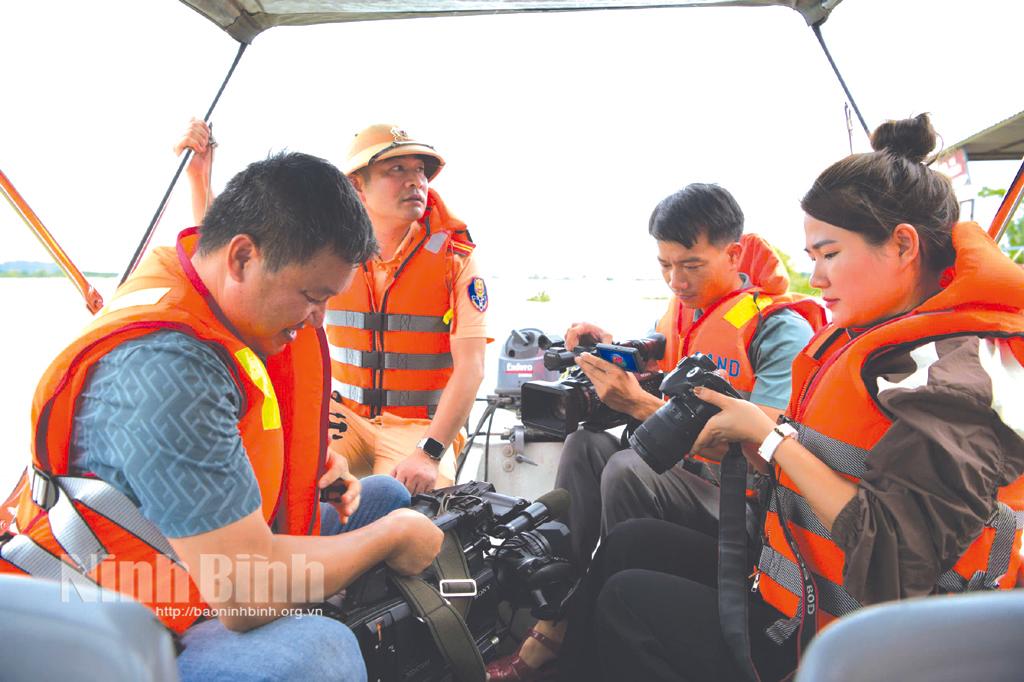 Phóng viên Báo Ninh Bình, Đài PT-TH tỉnh và TTX Việt Nam chuẩn bị tác nghiệp trong bão Yagi, tháng 9/2024. Ảnh: Trường Giang