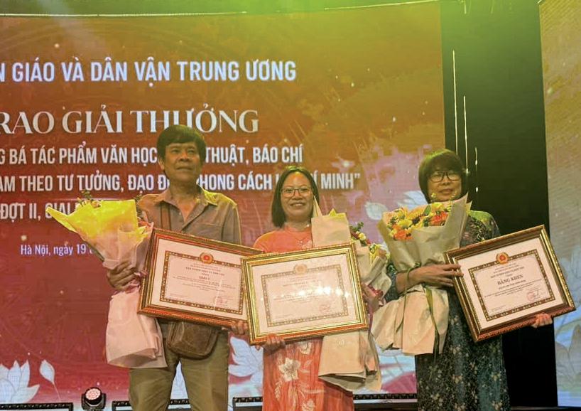 Các tập thể, cá nhân của tỉnh Ninh Bình nhận giải thưởng tại Lễ trao Giải thưởng sáng tác, quảng bá tác phẩm văn học, nghệ thuật, báo chí về chủ đề “Học tập và làm theo tư tưởng, đạo đức, phong cách Hồ Chí Minh” đợt II, giai đoạn 2021-2025. Ảnh: CTV